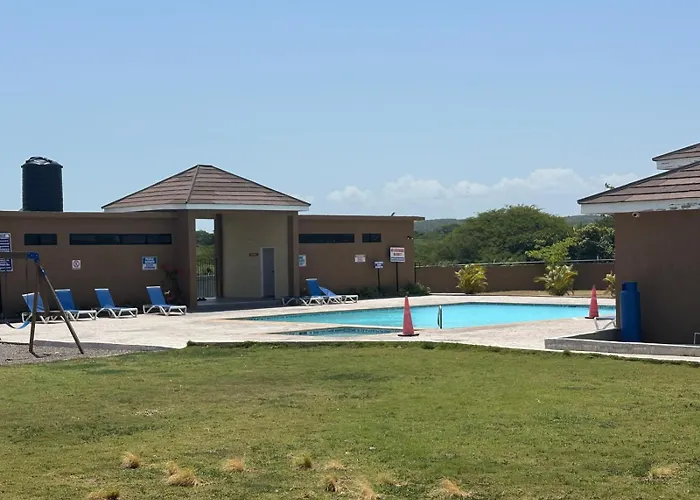 C & J'S Coco Manor Vacation Home